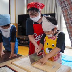 自分たちで打って、切って、味わって！―夏期集中学習会「そば打ち体験」―